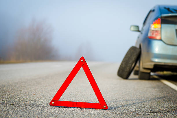 arrêt d'urgence sur fond bleu avec voiture cassée - ditch photos et images de collection