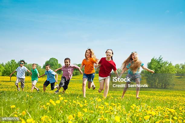 Gruppe Laufen Kinder Stockfoto und mehr Bilder von Kind - Kind, Rennen - Körperliche Aktivität, Multikulturelle Gruppe