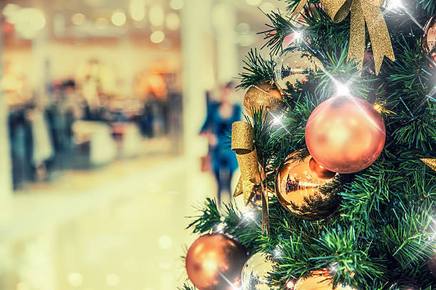 árvore de natal com decoração dourada em shopping mall - christmas shopping imagens e fotografias de stock