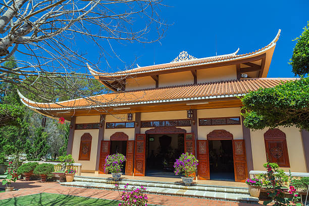 exterior thien vien truc lam mosteiro. - monastery buddhism wat east - fotografias e filmes do acervo