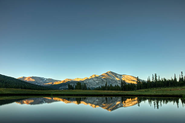 Mammoth pico reflexo do nascer do sol - foto de acervo