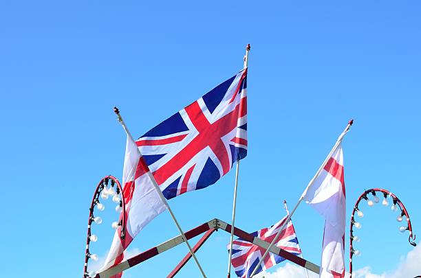 union jack i angielskiej flagi - english flag st george flag flying zdjęcia i obrazy z banku zdjęć