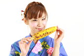 日本の女性、焼きトウモロコシ