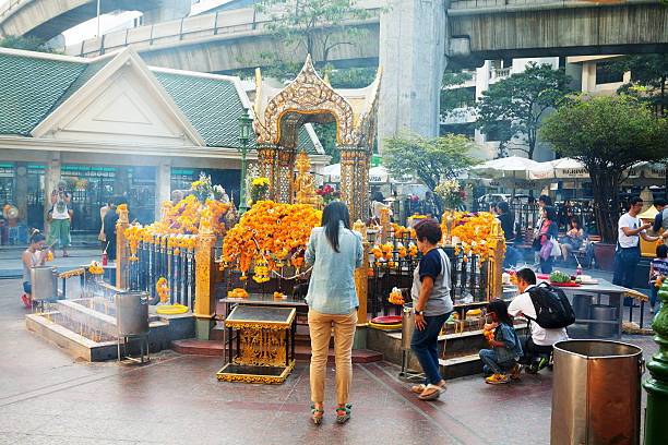 pregare in tempio di erawan - editorial thailand spirituality gold foto e immagini stock