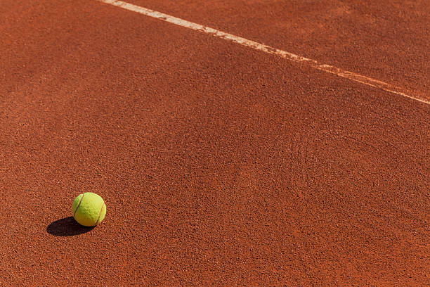 Pelota de tenis junto a la línea - foto de stock