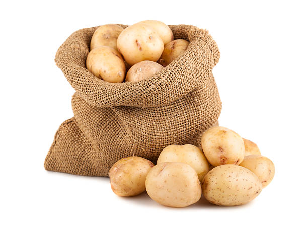 картофель в мешок - raw potato root vegetable vegetable sack стоковые фото и изображения