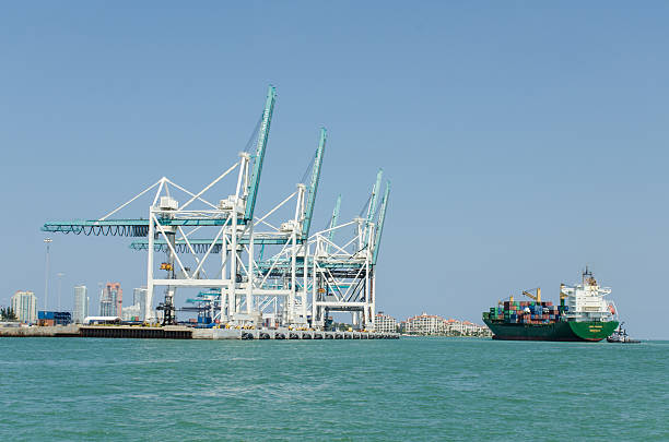 buque de carga en el puerto - commercial dock harbor miami florida retail fotografías e imágenes de stock