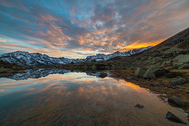 altitude lago alpino, reflexos no pôr-do-sol - boulder lake - fotografias e filmes do acervo