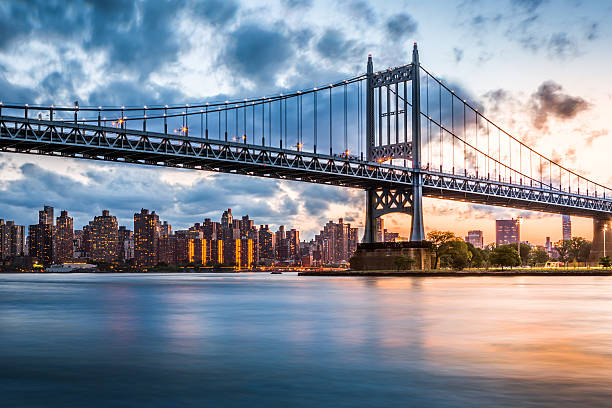 triboro bridge au coucher du soleil - overcast day new york city manhattan photos et images de collection