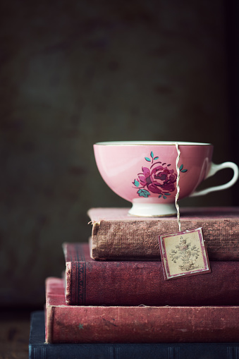 Vintage teacup en pila de viejos libros photo