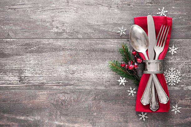 configuração de mesa de natal local - silverware fork place setting napkin imagens e fotografias de stock