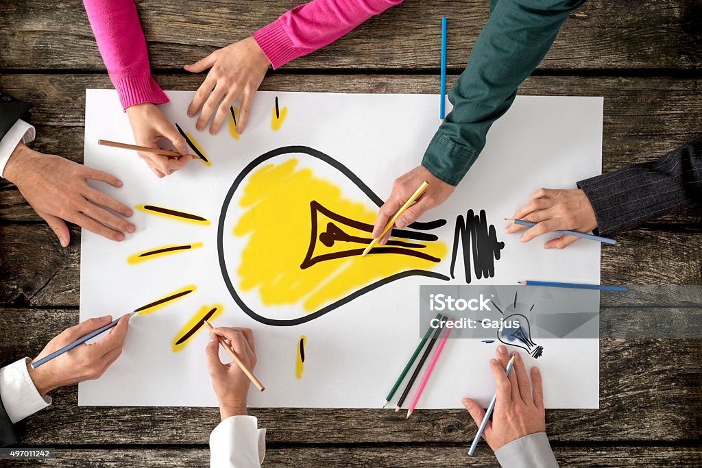Sechs Personen in der gelben Zone heraus helle Glühbirne auf white paper - Lizenzfrei Brainstorming Stock-Foto