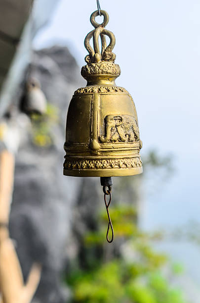 cloche en laiton vent - resound photos et images de collection