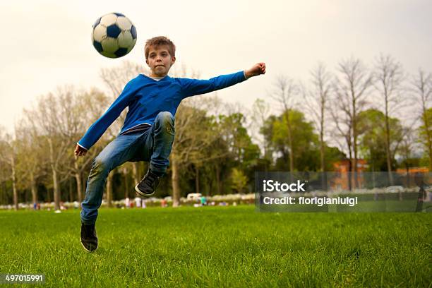 Criança Com A Voar Pontapé - Fotografias de stock e mais imagens de Atirar à Baliza - Atirar à Baliza, Futebol, Jardim Particular