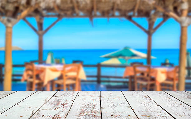 deck de madeira em frente à praia, com vista para o mar. - beach tropical climate palm tree deck chair - fotografias e filmes do acervo