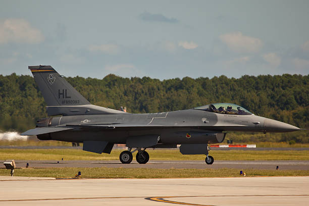 f - 16 сражение falcon выполнение air show стандартных - general dynamics f 16 falcon фотографии стоковые фото и изображения