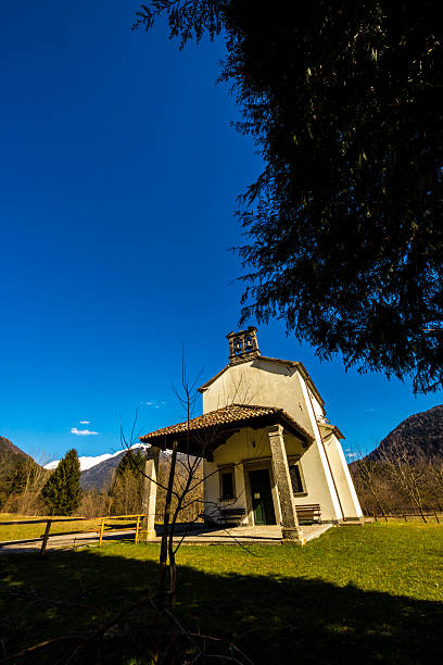chiesa nei prati delle alpi - autumn clock roof colors foto e immagini stock