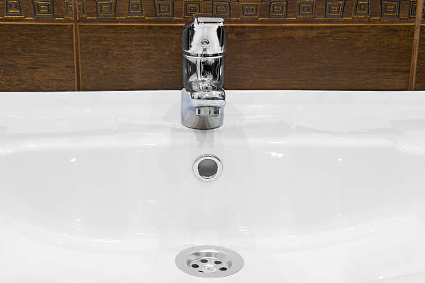 lavabo e rubinetto in bagno lucido - bathroom water pipe faucet sink foto e immagini stock