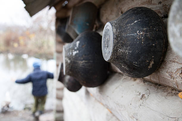 old iron casseroles suspendue sur log cabin - kettle foods photos et images de collection