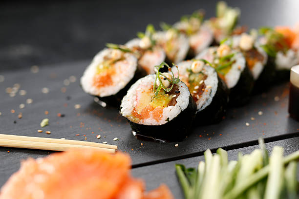 prato de sushi japonês restaurante, - sushi imagens e fotografias de stock