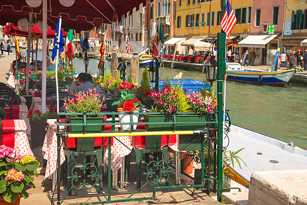 観光客の眠りを、屋外のカフェ、ベニス（イタリア） - famous place travel women venice italy ストックフォトと画像