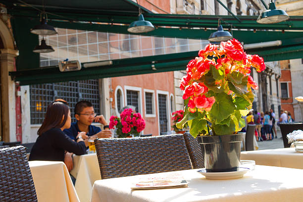 los turistas descanso en una cafetería al aire libre, venecia, italia - venice italy italy street italian culture fotografías e imágenes de stock