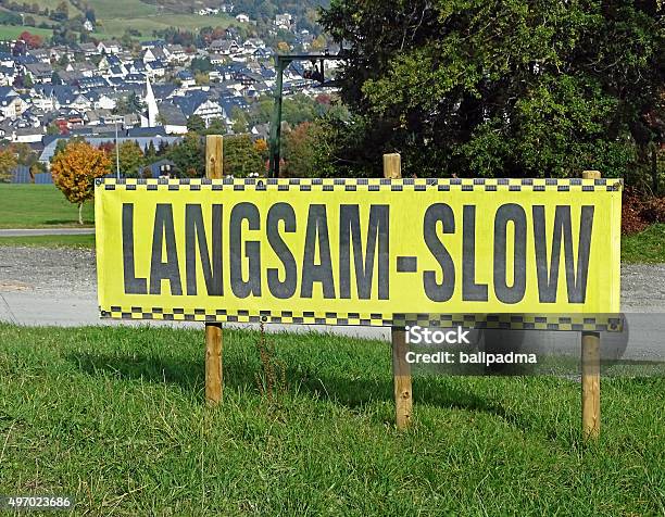 Señal De Advertencia En Una Pista De Esquí Foto de stock y más banco de imágenes de 2015 - 2015, Aire libre, Alemania