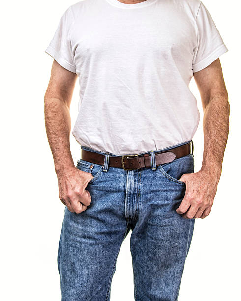 la mode des années 50 adulte homme torse debout les pouces dans les poches des jeans - t shirt white men jeans photos et images de collection