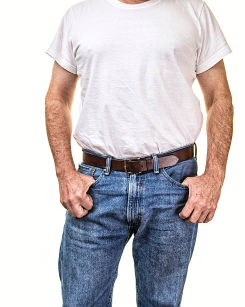 wieku pięćdziesięciu lat mody dorosły mężczyzna tułowia stałego kciuki w dżinsy kieszenie - t shirt white men jeans zdjęcia i obrazy z banku zdjęć