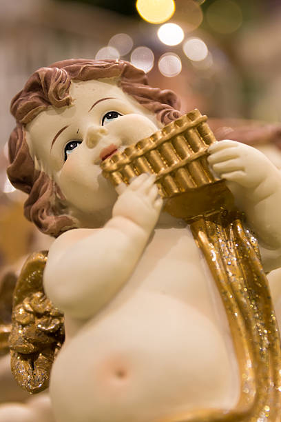 statuetta di little angel con flauto di pan. - lake angelus foto e immagini stock