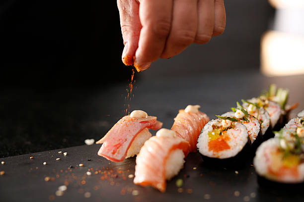 sushi nigiri au saumon fumé. - sauce wasabi photos et images de collection