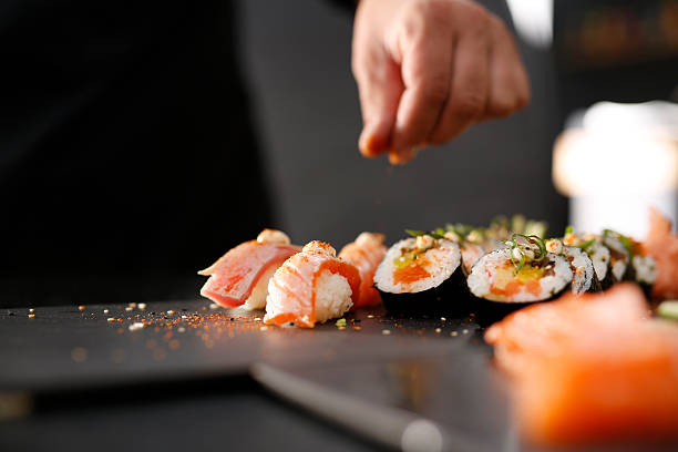 japanisches restaurant und sushi. - sushi japanese culture food domestic kitchen stock-fotos und bilder