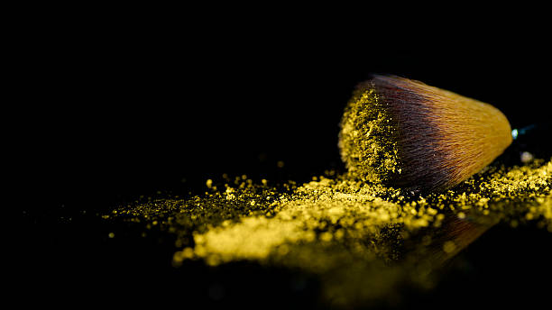 amarela em pó pincel de sombra e, isolado, fundo preto - make up cosmetics make up brush beauty - fotografias e filmes do acervo