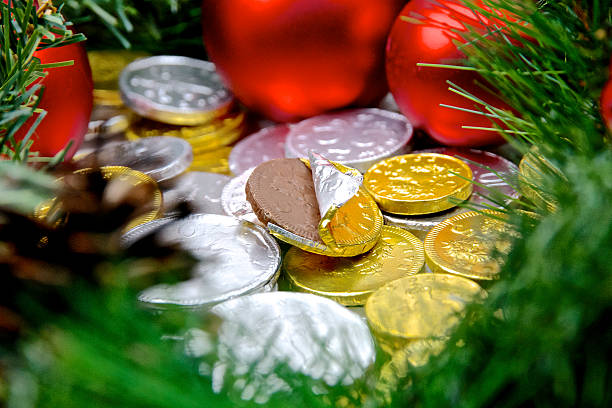 boże narodzenie czekolada pieniądze monety w złoty i srebrny metalik - chocolate coins zdjęcia i obrazy z banku zdjęć
