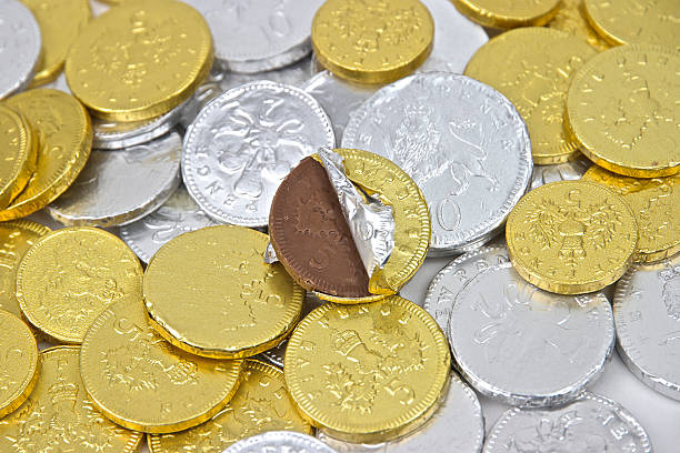 schokolade geld in gold und silber beschichtetes - coin chocolate food chocolate coin stock-fotos und bilder