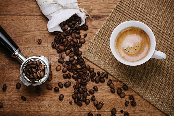 granos de café y espresso - selective focus coffee coffee crop cafe fotografías e imágenes de stock