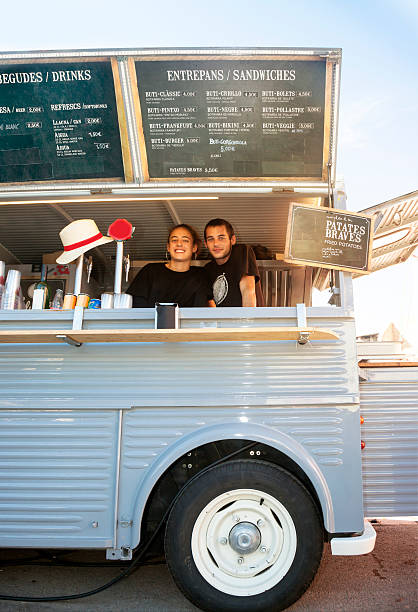 food truck e proprietários - empreendedor dentro de seu caminhão - fotografias e filmes do acervo