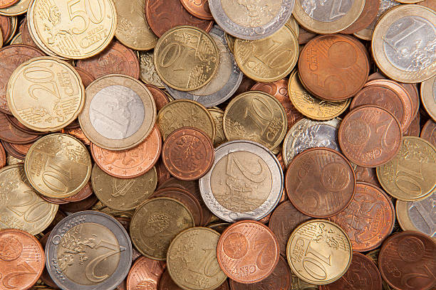 vista aérea de un montón de monedas en euro - moneda de veinte cinco centavos fotografías e imágenes de stock