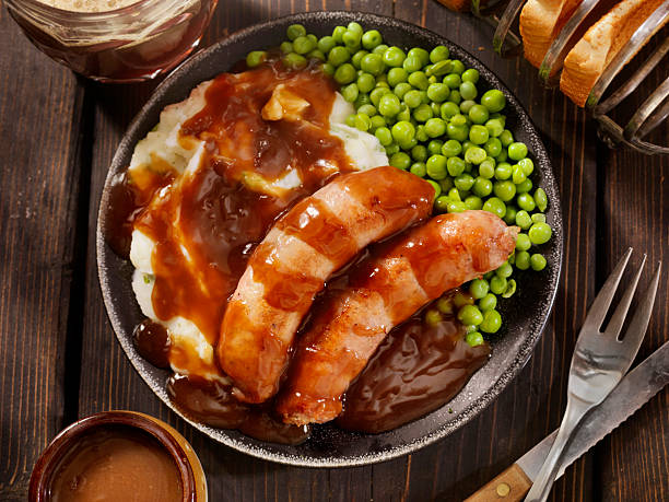 bangers, mash e una birra - sausage food mash grilled foto e immagini stock