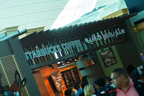 personas en starbucks coffee shop en el aeropuerto de dubai - starbucks coffee coffee shop women fotografías e imágenes de stock