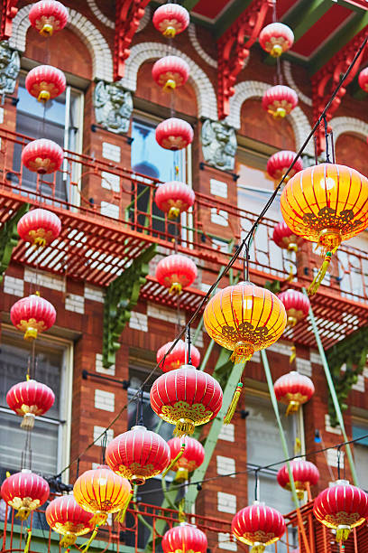 красный китайский светильник в китайский квартал сан-франциско - chinatown san francisco chinatown san francisco county cityscape стоковые фото и изображения