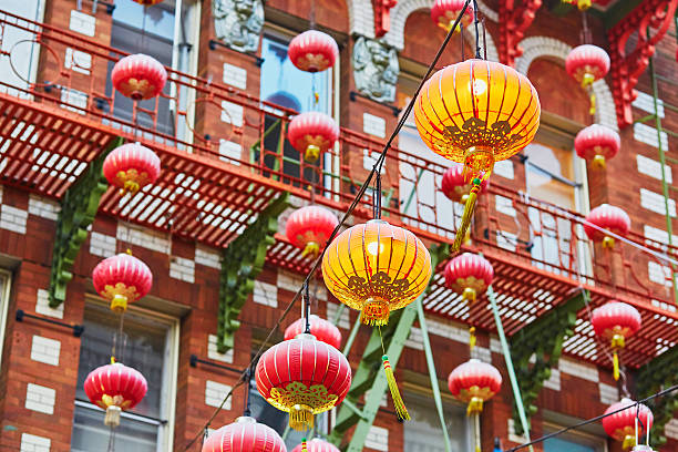 vermelho lanternas chinesas na chinatown de são francisco - chinatown san francisco chinatown san francisco county cityscape - fotografias e filmes do acervo