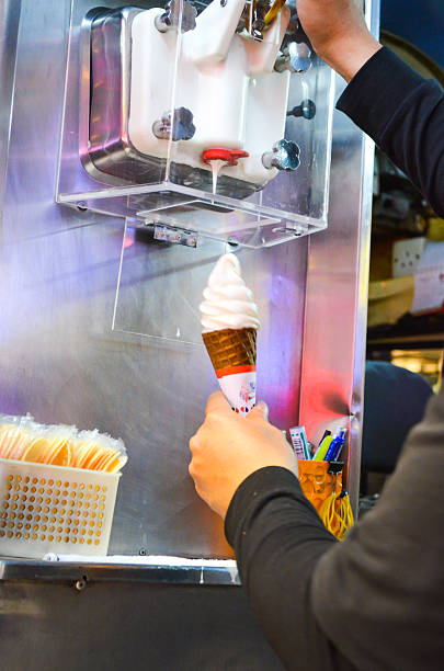 sorvete de máquina de escrever sendo impressas - soft serve ice cream - fotografias e filmes do acervo