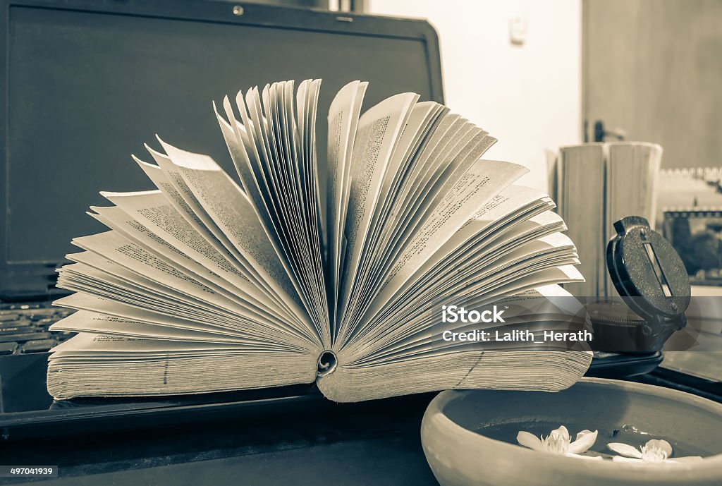 Композиция с книги на столе - Стоковые фото Беспроводная технология роялти-фри