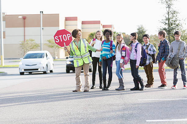 детей и школьный регулировщик движения у школ - crossing education child school crossing sign стоков�ые фото и изображения