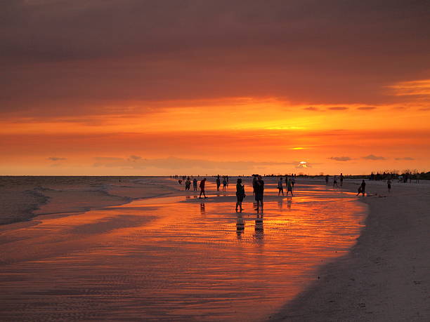 orange cielo al atardecer en la playa de la costa - picturesque america or the land we live in fotografías e imágenes de stock