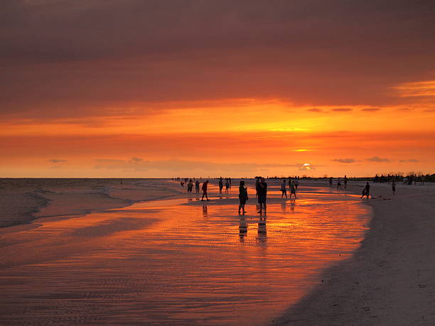 orange céu ao pôr-do-sol na praia costeira - west coast living - fotografias e filmes do acervo