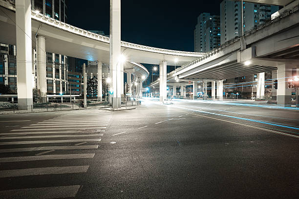 город дорога путепровод ночью ночь сцена - viaduct стоковые фото и изображения