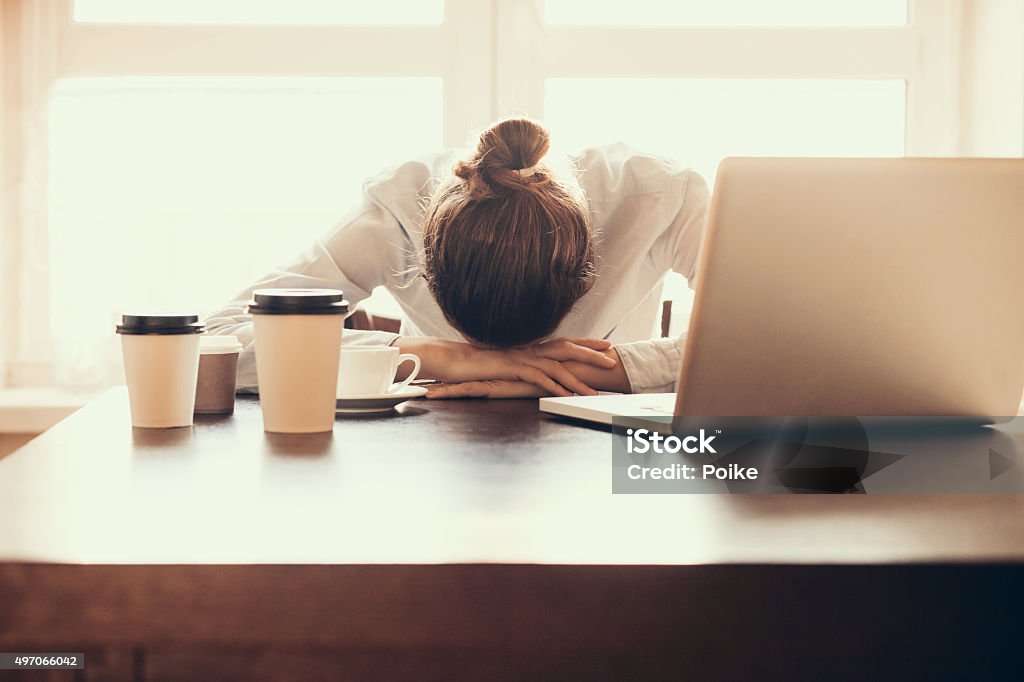 Müde Frau im Büro - Lizenzfrei Müde Stock-Foto