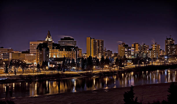 centrum saskatoon w nocy w hotelu i trzypokojowych mieszkań - south saskatchewan river zdjęcia i obrazy z banku zdjęć